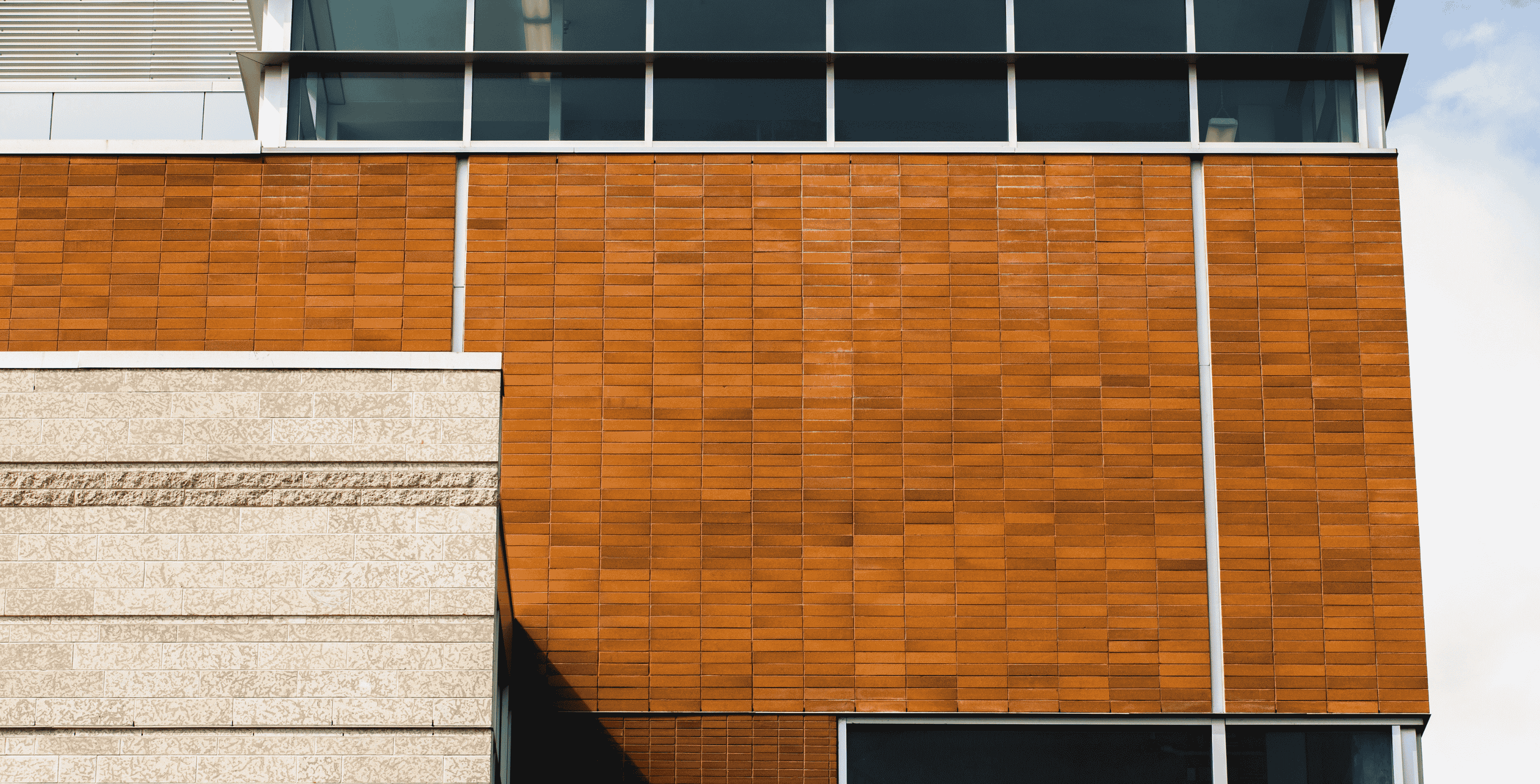 Fachada contemporánea con revestimiento