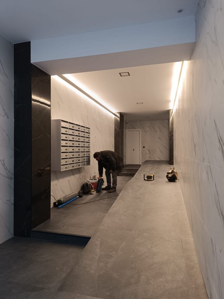 Rehabilitación de vestíbulo en una comunidad en Gràcia