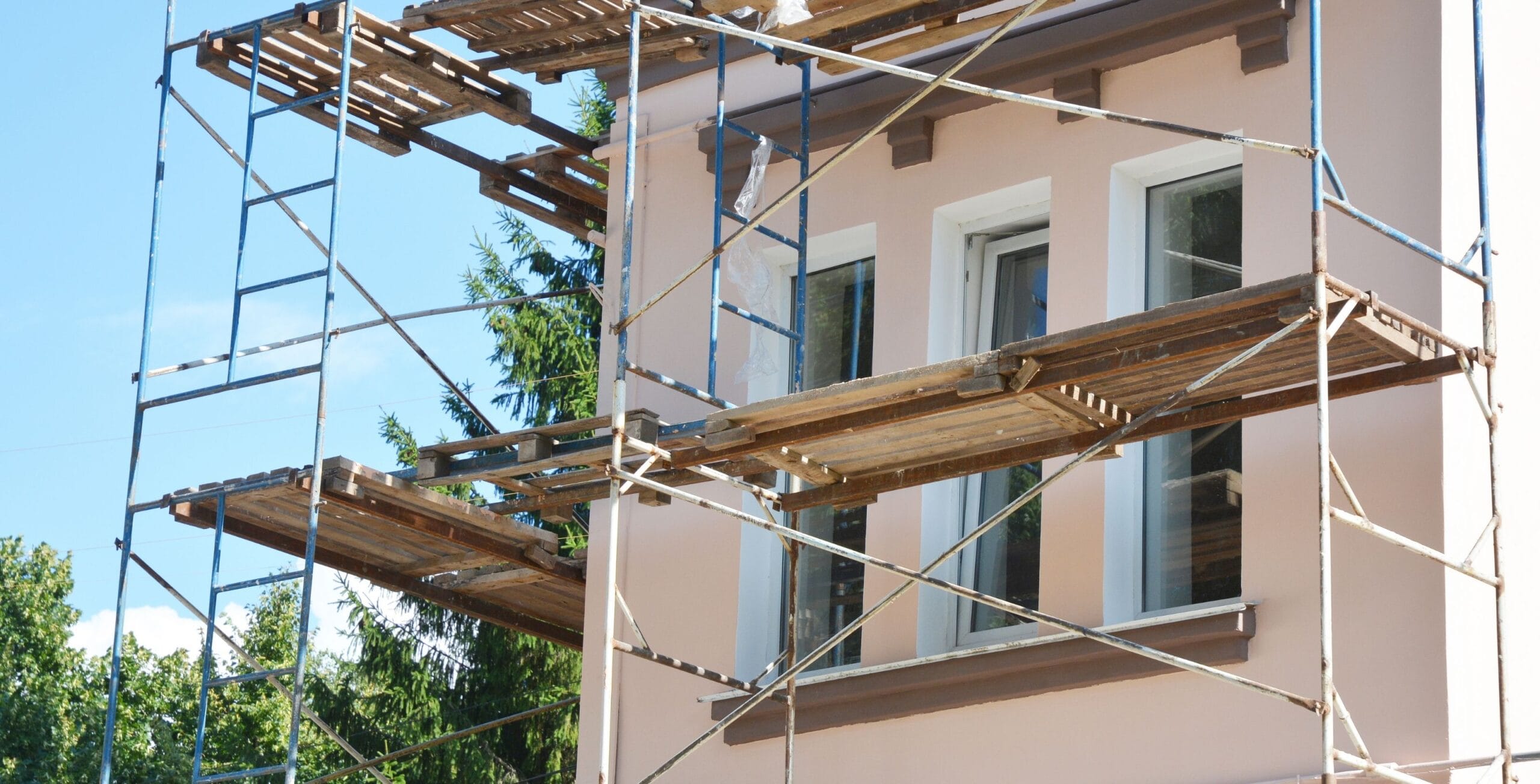 ¿Por qué es necesaria la rehabilitación de edificios en Barcelona?​