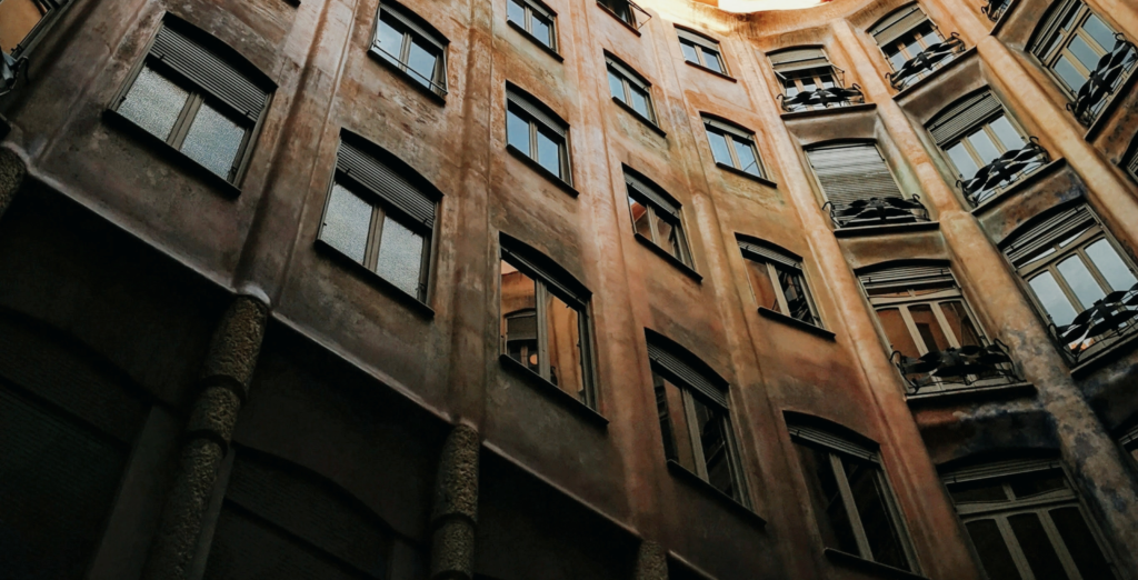 Sistemas de aislamiento en patios de luces y bajantes: soluciones para mejorar el confort y la eficiencia energética del edificio