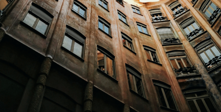 Sistemas de aislamiento en patios de luces y bajantes: soluciones para mejorar el confort y la eficiencia energética del edificio