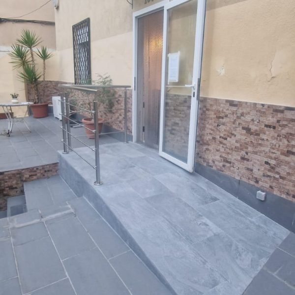 Rehabilitación rampa acabada para una vivienda accesible