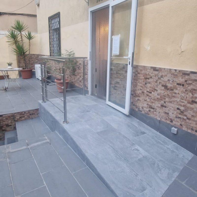 Rehabilitación rampa acabada para una vivienda accesible