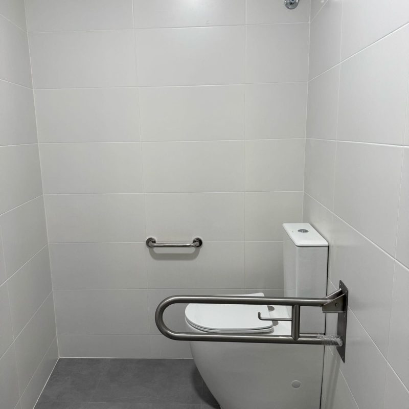 Rehabilitación para una vivienda accesible baño blanco